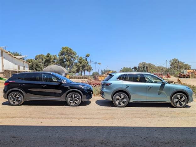 BYD אטו 3 מול ג`ילי EX5 מנצח המבחן בזכות יתרונות ברורים לפנאי משפחתי קומפקטי