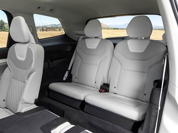 שבעה מושבים ומאחורי השורה השלישית יחכו לכם 324 ליטר בתא המטען