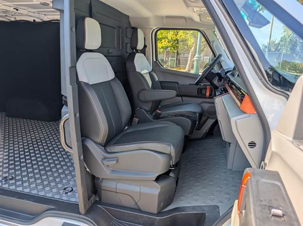 תנוחת הישיבה גבוהה, המושבים נוחים אך הכוונון של ההגה מוגבל ולא קל למצוא תנוחת נהיגה אופטימלית