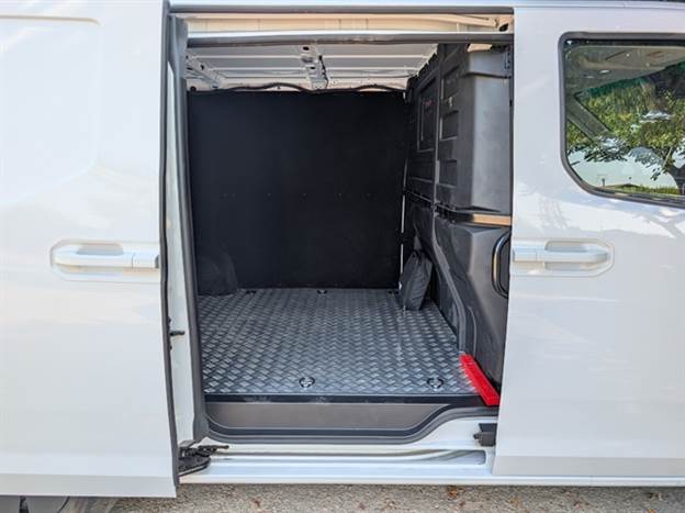 היעדר קורה B הוא גימיק חביב, בפועל דלת הנוסע לא נעלמה איתה וגם אם תפתחו אותה הקבינה בולטת לאחור