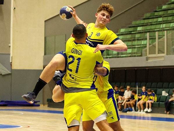 גיא רש ארמן ממכבי תל אביב הלילה מול עדן ג'ינג'י ממכבי ראשון לציו ן(צילום: אגם לוי)