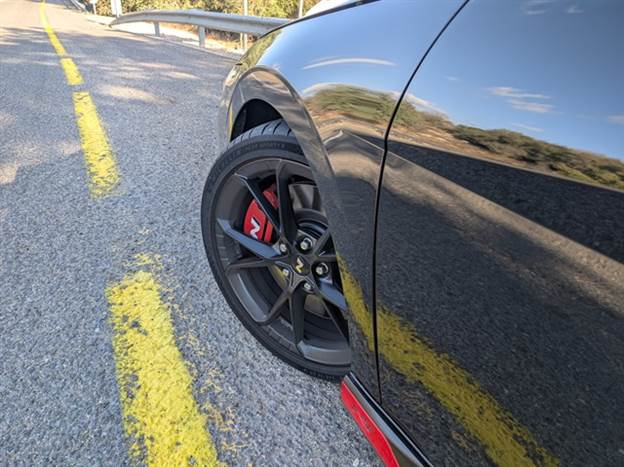 חישוקי “19 ובולמים בשליטה אלקטרונית. נוחות הנסיעה לגמרי סבירה גם ביום-יום