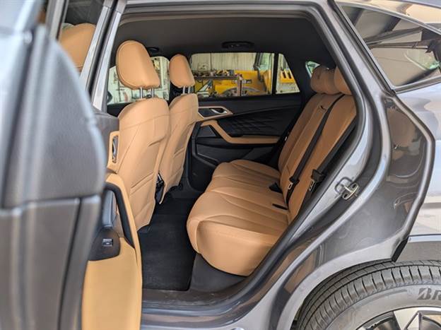 ל-MG EHS מרווח טוב מאחור וגם יש אופציה לריפודים חומים