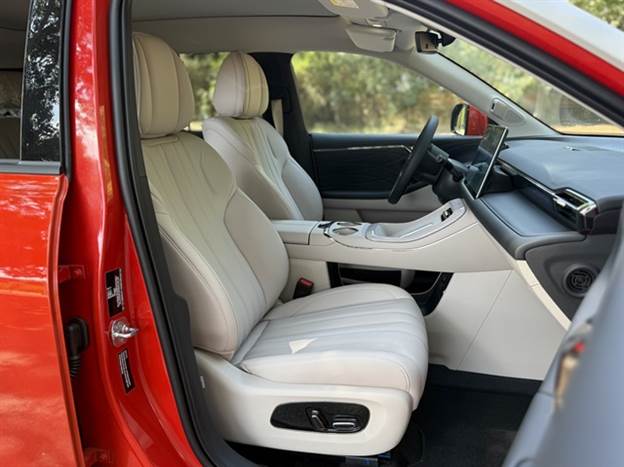 מושבים נוחים בסך הכל, אבל לא היינו מתנגדים לעד קצת תמיכת ירכיים