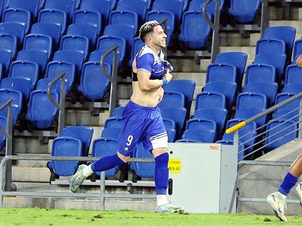 רגע נשגב, ומגוחך. הגול של אוגריסה (צילום: אלן שיבר)