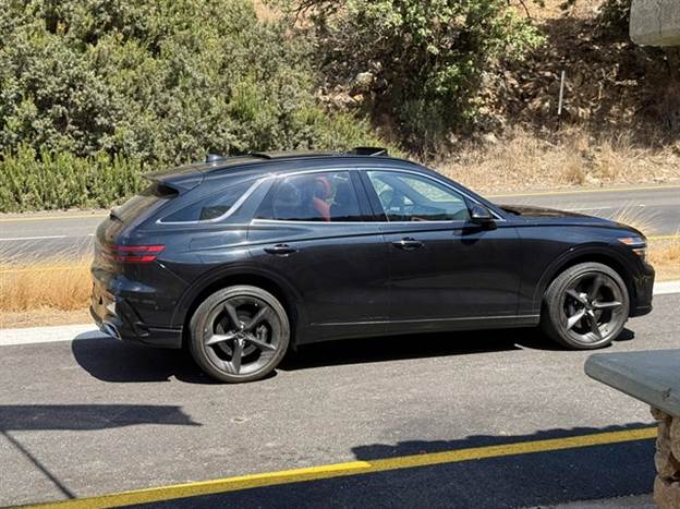 למרות המראה המצודד וההספק המרשים, התנהגות הכביש בטוחה ונשלטת, אבל לא משדרת ספורטיבית כמו שהיינו רוצים