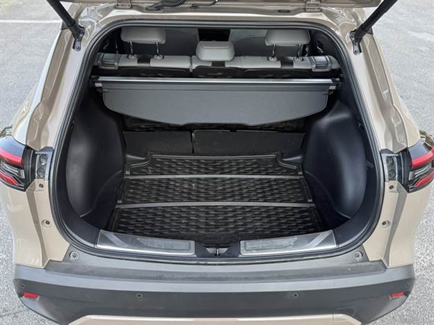 תא מטען “אמבטיה“ כבתי הגלגלים בולטים, מה שיקשה על העמסת חפצים גדולים