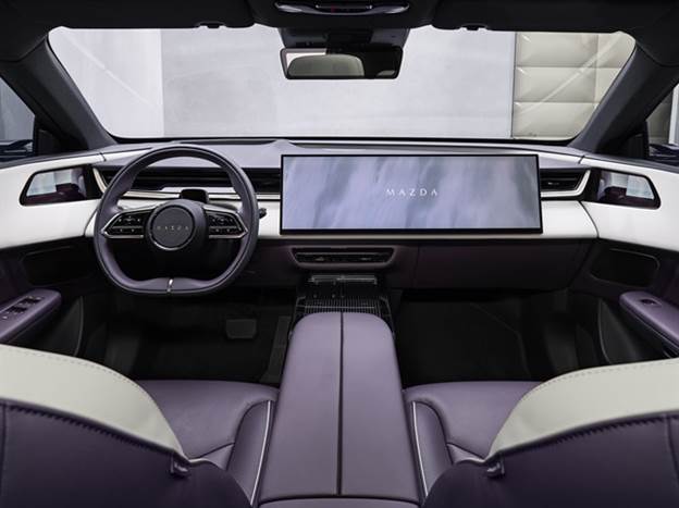 מסך עצום, ולנהג תצוגה עילית. איכות תא הנוסעים גבוהה מאוד