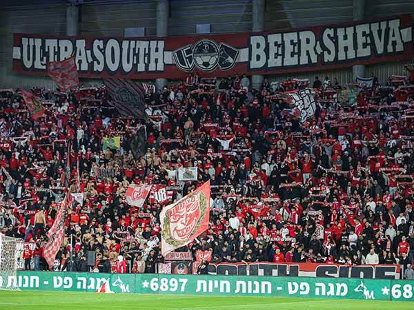 עם הקהל הביתי בטרנר (צילום: קובי אליהו)