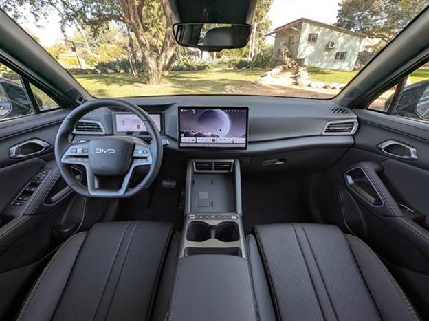 גם מבפנים העיצוב שגרתי, אבל בלי שטיקים ועם איכות חומרים והרכבה טובה מאוד