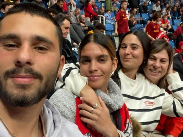 רועי במשחק של קבוצתו האהובה