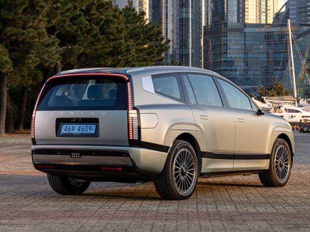 יונדאי איוניק 9 - גדול משמעותית מהסנטה פה