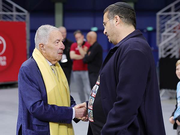 “לא מקבלים את אותו היחס“ (אלן שיבר)