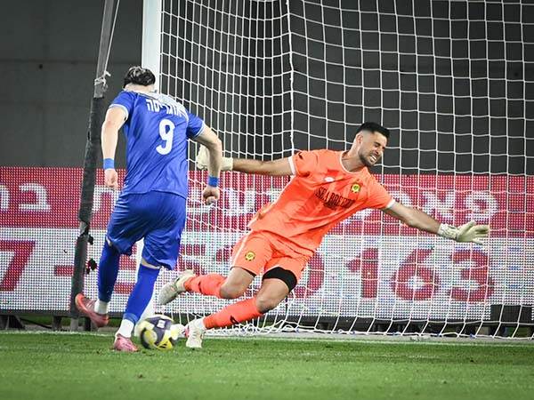 הפנדל הוחמץ אך הריבאונד כבר מצא את הרשת (קרדיט: ברני ארדוב)