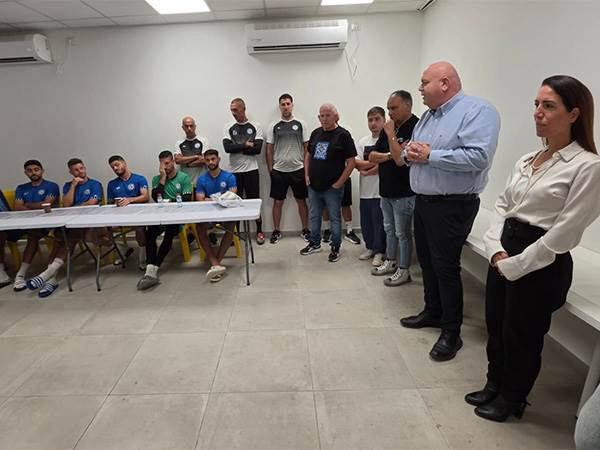עו“ד חדש בשיחה עם הסגל (צילום: אלי סבתי)