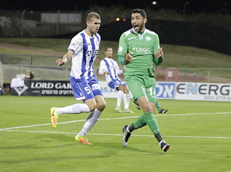 אלבז ומישנצ'נקו. משחק קשה לצפייה (צילום: צפריר אביוב)