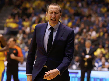 בלאט מנסה להגות את השם של היריבה שלו (אלן שיבר)