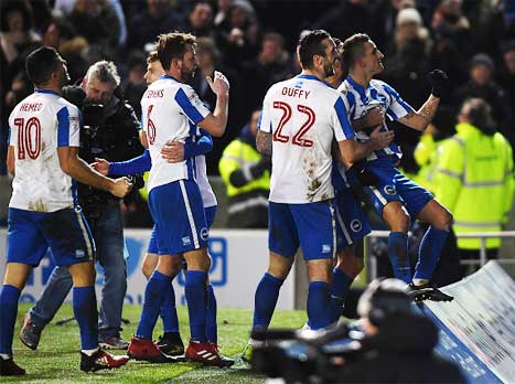 במקום הראשון. שחקני ברייטון חוגגים (Getty)