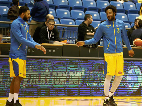 למרות הכל, שחקני מכבי מחויכים (אלן שיבר)