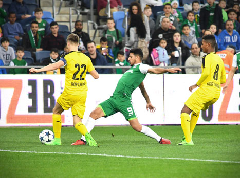 זנטי. שוער הגרמנים עצר גם אותו (האתר הרשמי של מכבי חיפה)