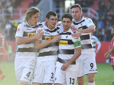 שטינדל חוגג עם החברים (getty)