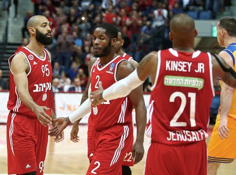 שחקני ירושלים חוגגים ערב נהדר בארנה (אלן שיבר)