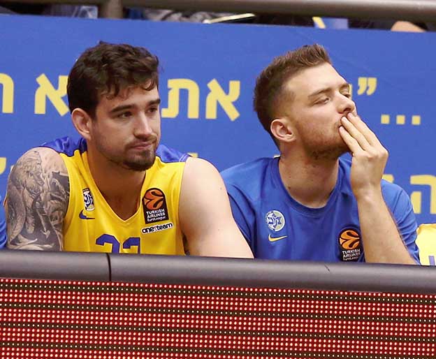 מקל עם אלכסנדר על הספסל. שווה להחזיקו על הספסל במחיר כזה? (אלן שיבר)