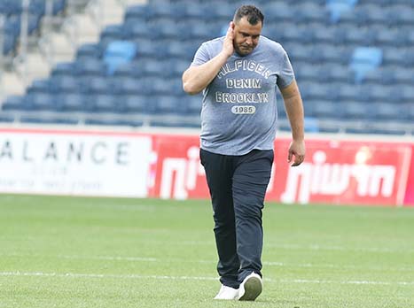 קורצקי. שוחח עם הבעלים ניסנוב בסיום (צילום: יוסי שקל)