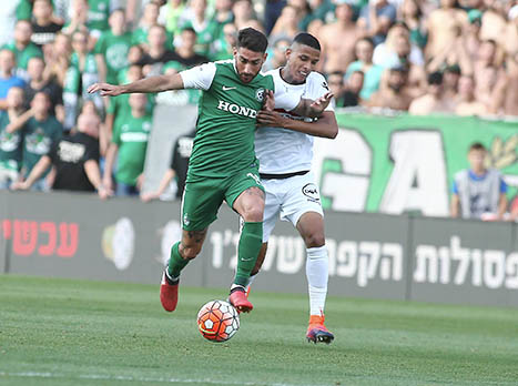 דוס סנטוס מול עטר. בעונה הבאה הם ישחקו יחד? (צילום: אלן שיבר)