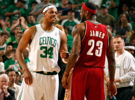 הלכו ראש בראש. לברון (מימין) ופירס ב-2008 (getty)