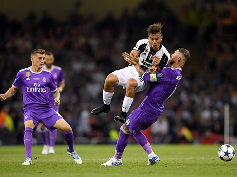 המשחק נפתח עם אגרסיביות מצד שתי הקבוצות (getty)