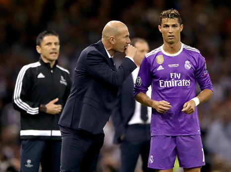 זידאן חילק הוראות לכוכב שלו בתחילת המחצית השניה (getty)