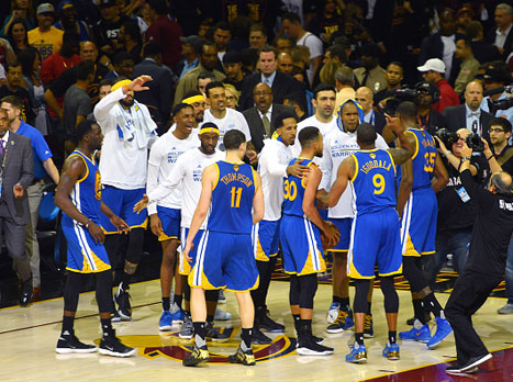 גולדן סטייט עולה ל-0:3 לאחר 113:118 סופר דרמטי ב-"קיו ארנה" (getty)