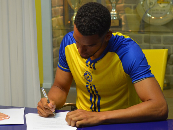 בלקמן במעמד החתימה (אתר מכבי ת"א)