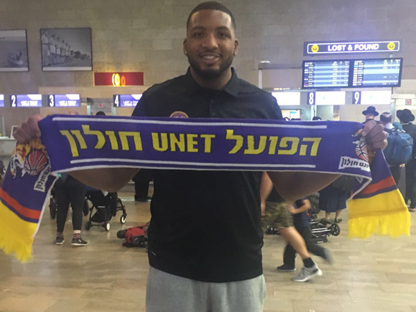 תומאס. "מתרגש מקבלת הפנים של האוהדים" (האתר הרשמי של חולון)