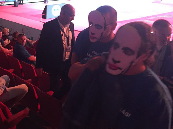 הגיעו עד הונגריה. מפגינים נגד פוטין (twitter)