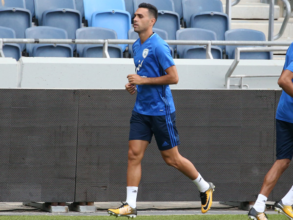 זהבי. יזוז מעט לאחור וישחק מתחת לחמד (יוסי שקל)