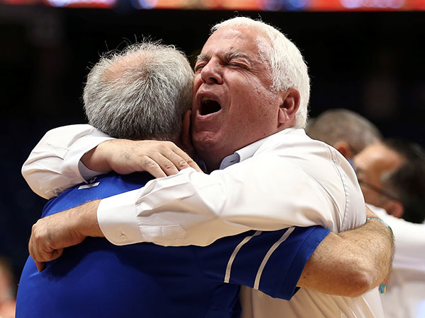 גרשון חוגג בסיום. נפגש עם הגיבור של ניצחון הנבחרת, השר אריה דרעי (אלן שיבר)