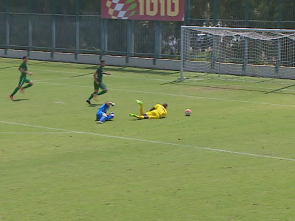 פוקס אחרי ההכשלה. ההגנה של חיפה הייתה רכה