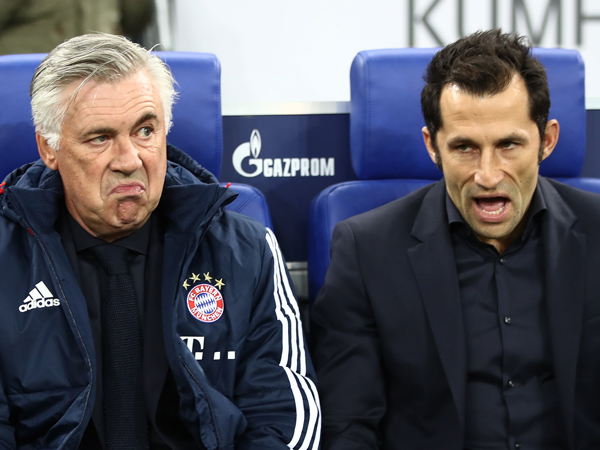 אנצ'לוטי עם המחליף הזמני. ההחלטה התקבלה ב-03:30 (Getty)