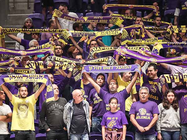 לא רצו שהמשחק יגמר. האוהדים הסגולים (מנהלת הליגה)