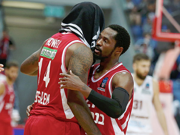 לוקאס והאוול בסיום. ניצחון קריטי (אלן שיבר)