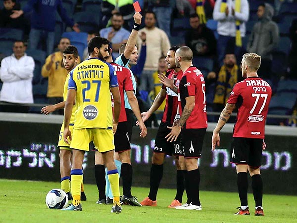 "קל לשרוק כשאנחנו נגד הגדולות" (צילום: אלן שיבר)