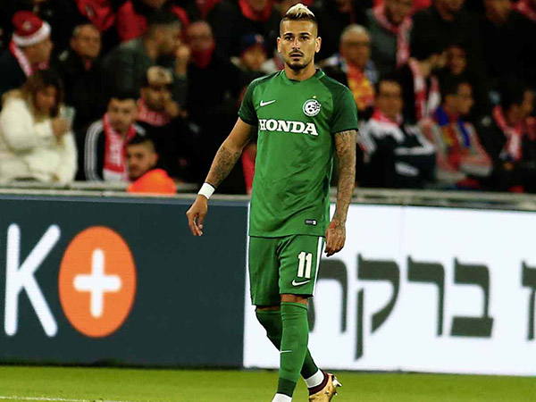 שחר עומד מאחוריו. בוזגלו (אלן שיבר)