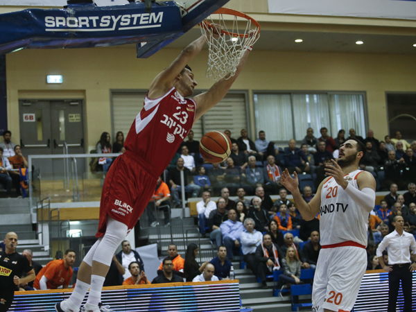 דאבל דאבל מפלצתי. אומיץ' (מנהלת הליגה)