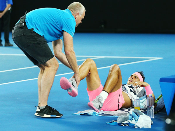 נדאל שרוע על המגרש. הכאבים הכריעו אותו (getty)