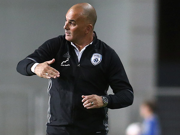 חזן. נתן מחמאות ללוי (אלן שיבר)