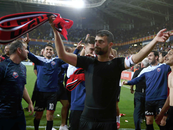 בן בסט והאדומים מחכים לבית"ר או לק"ש (צילום: אלן שיבר)