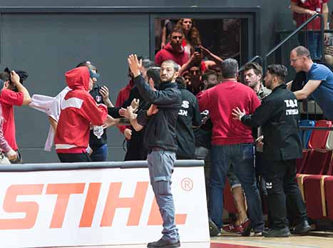 "היו מקרים שהייתי עושה מיוט על הקהל" (מנהלת הליגה)