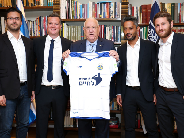 יצחקי, ייני ומנספורד בטקס הענקת החולצה (מכבי ת"א)